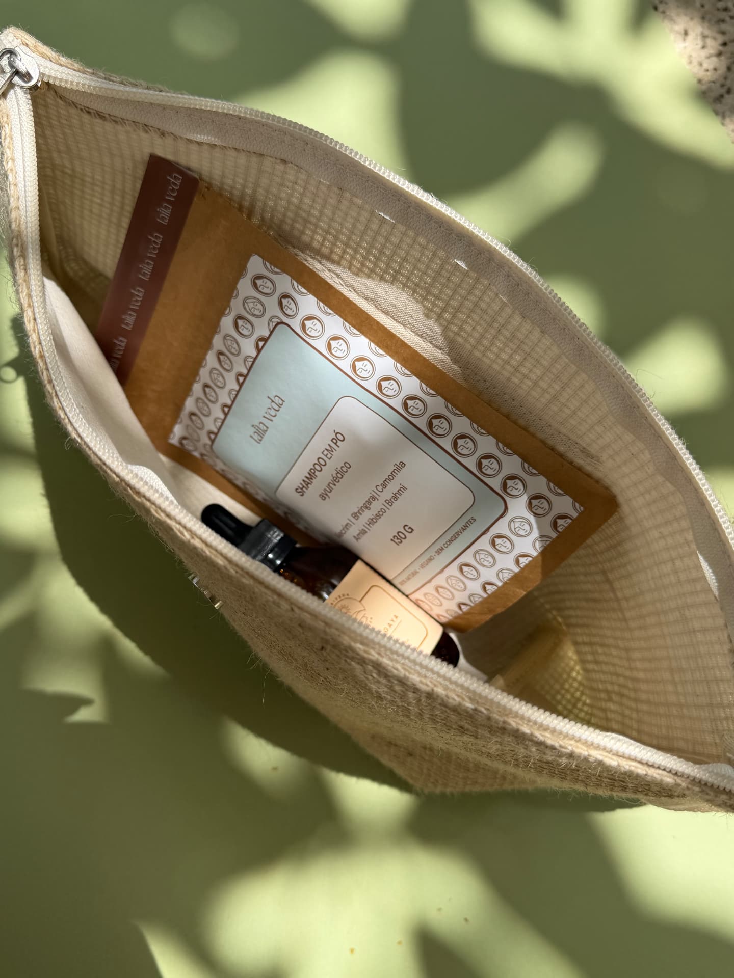 Necessaire de juta com shampoo em pó e óleo Taila Veda